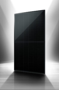 Das neue vollschwarze Modul Vertex S+ 450W (NEG9R.25) der „Black Aesthetics“-Modulreihe kommt mit einer Ausgangsleistung von bis zu 450 W sowie einem hohen Wirkungsgrad von 22,5 Prozent.