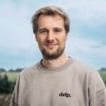 Mann mit beigem T-shirt. Fabio Oldenburg co gr&Atilde;&frac14;nder von dvpl.Energy